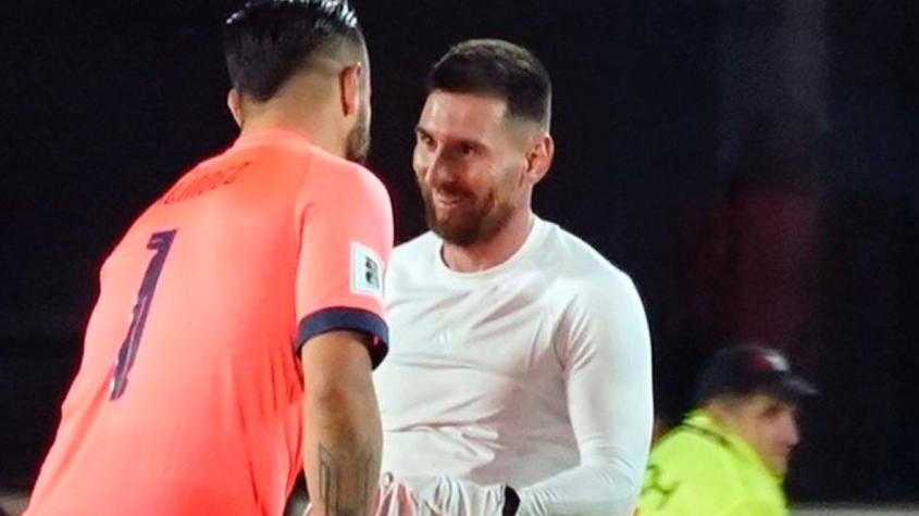 Lionel Messi se encuentra con su vecino de la infancia en la cancha